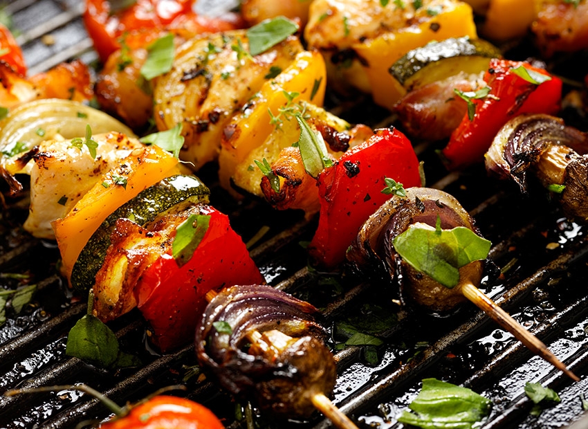 Brochettes de légumes colorés