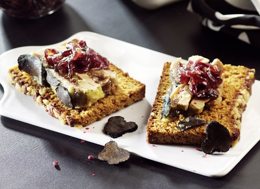 Recette Foie gras, truffes et confiture d'oignons sur pain d'épices