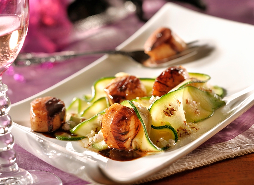 Noix de St Jacques au caramel de vinaigre balsamique et tagliatelles de courgettes à la noisette