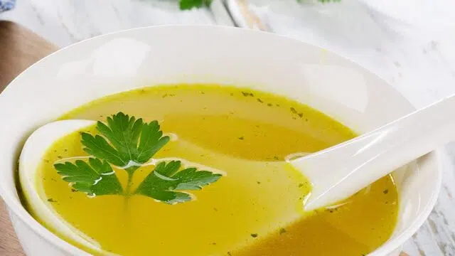 Bouillon asiatique végétarien : recette facile (15 min) - Régal